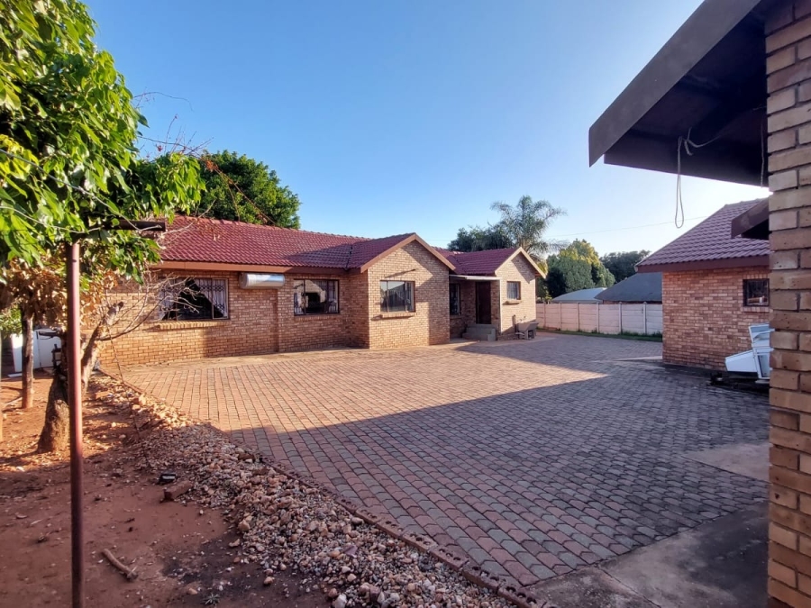 6 Bedroom Property for Sale in Flora Park Northern Cape